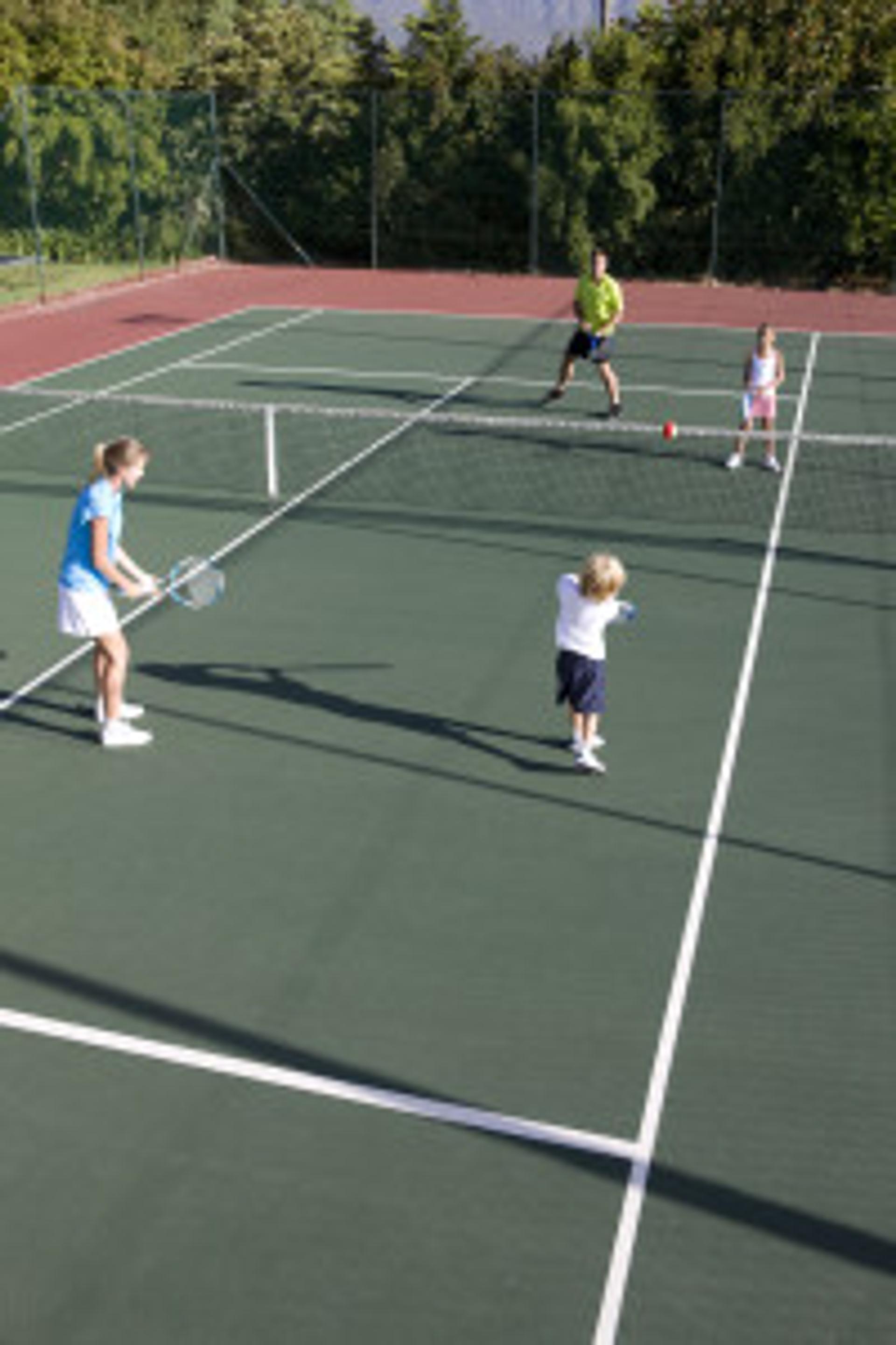 Урок по тенис на корт в Декатлон Подуяне